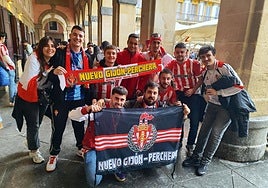 Integrantes de la Peña Nuevo Gijón-Perchera que se desplazaron hasta San Sebastián para animar al equipo.
