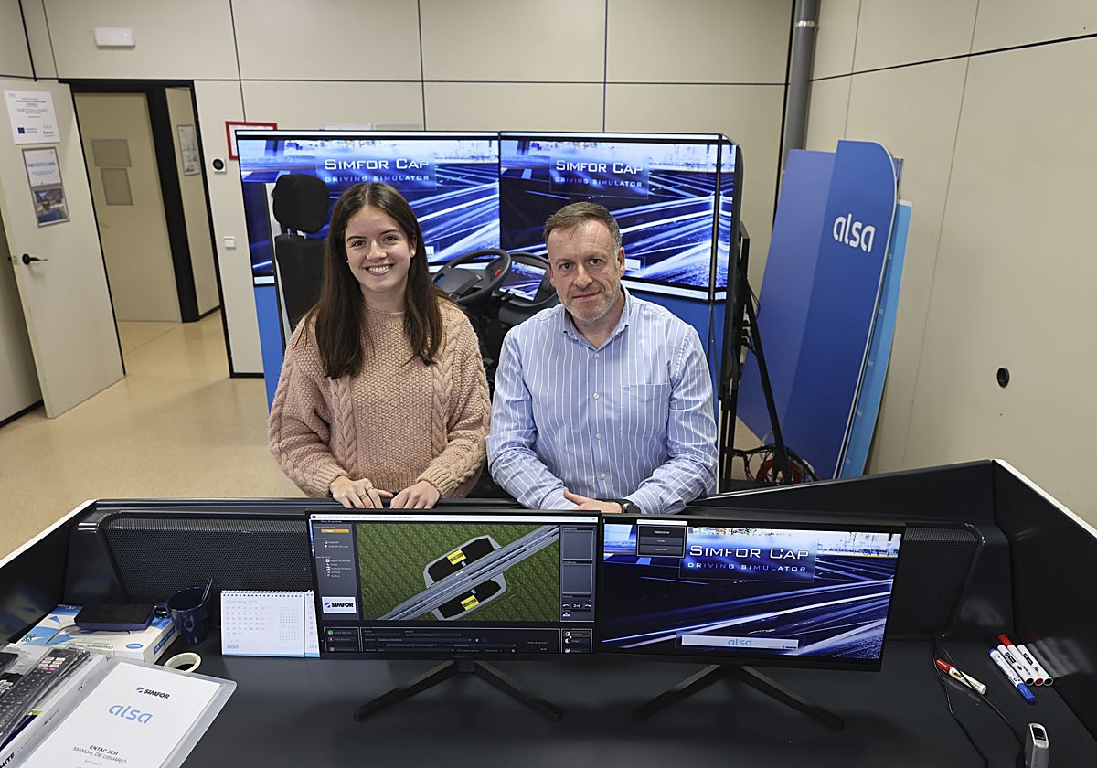 Claudia Fernández y Antonio Rayón, junto a los simuladores de conducción de Alsa.