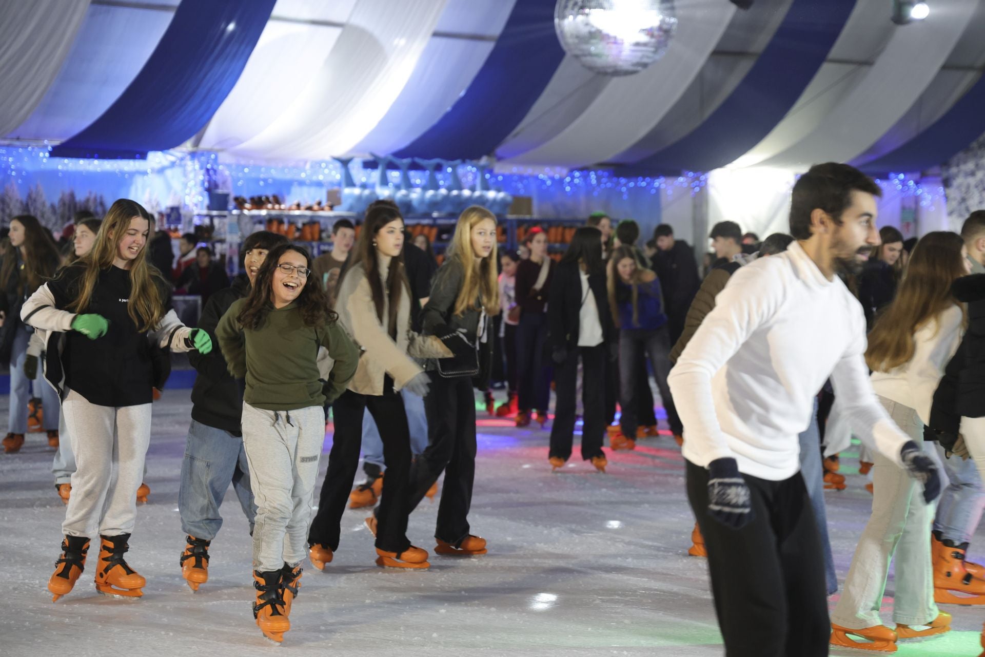 Luces, belenes, mercados y hasta pistas de patinaje: el puente de diciembre en Asturias lo tiene todo