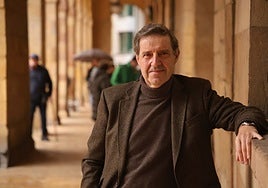 El líder del PSOE, Carlos Fernández Llaneza, en la plaza del Ayuntamiento.