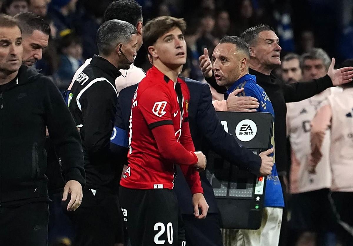 Santi Cazorla, capitán del Real Oviedo, abandona el terreno de juego tras su expulsión en el partido ante el Mallorca.