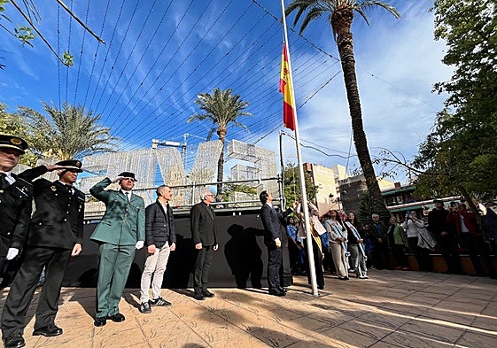 Izado de la bandera en Torrevieja.