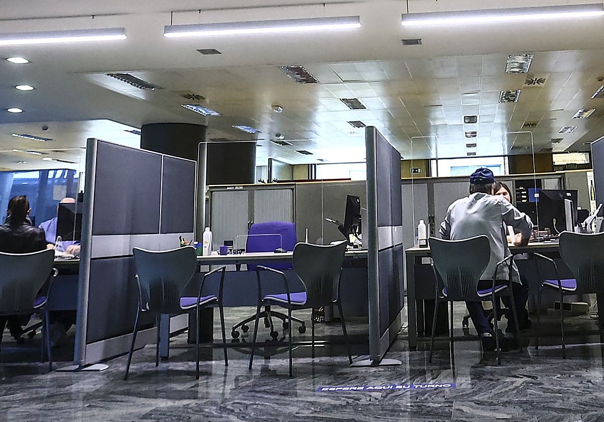 Atención a la ciudadanía en las dependencias de la Consejería de Hacienda.