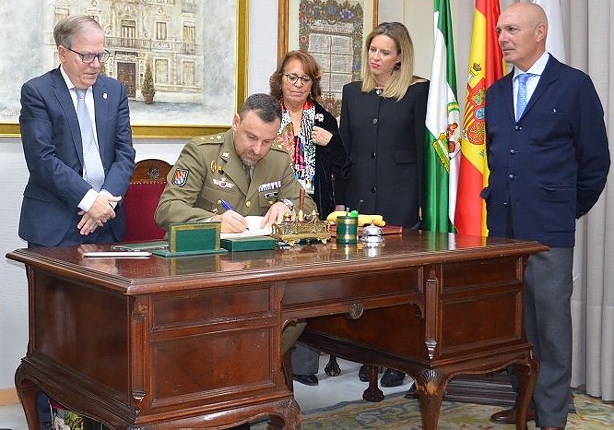 El coronel José Miguel Garcés (en el centro) en una conferencia sobre la UME.