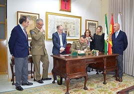 El coronel José Miguel Garcés (en el centro) en una conferencia sobre la UME.