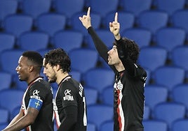 César Gelabert celebra el gol que anotó y dio la victoria al Sporting en Anoeta.