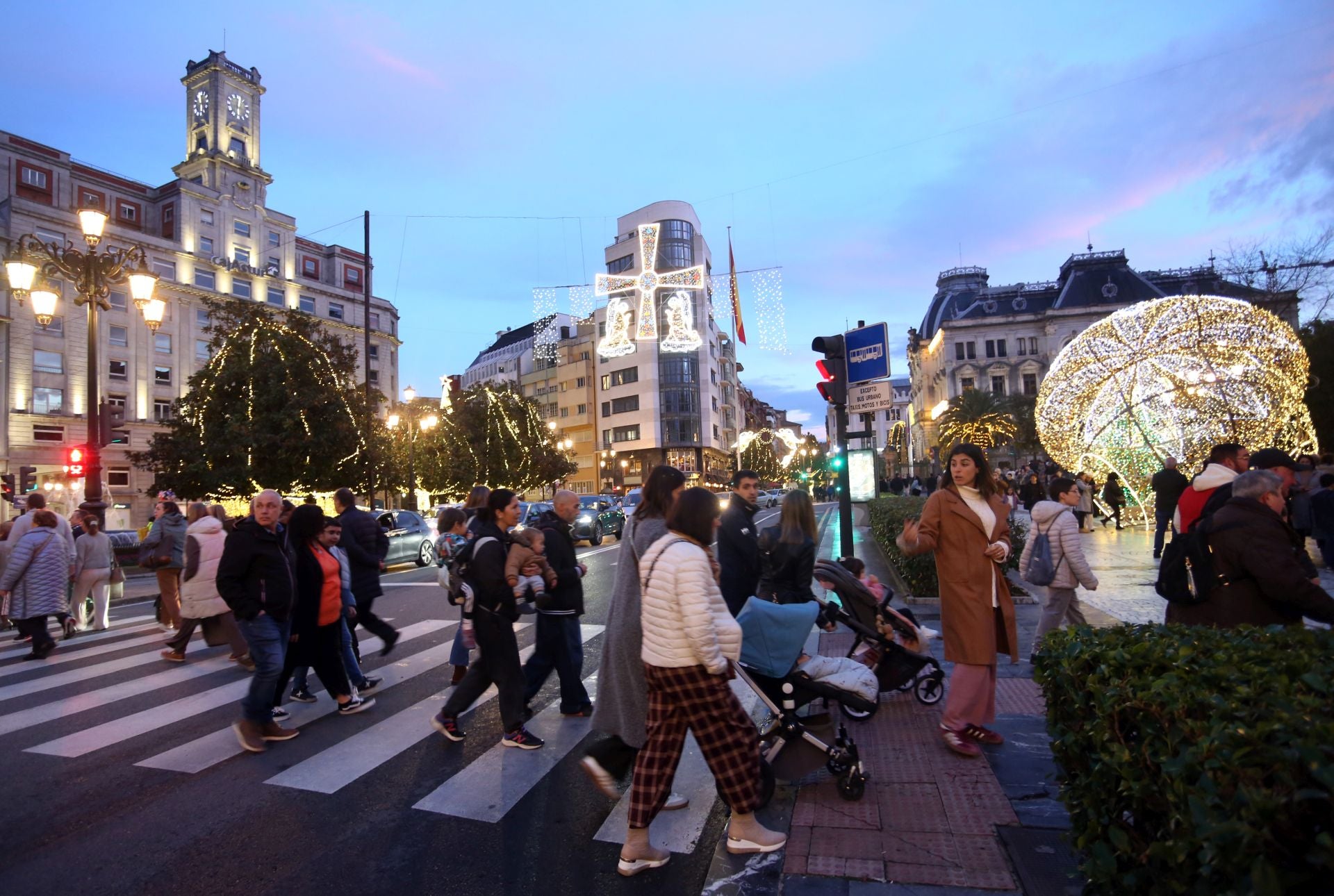 Luces, belenes, mercados y hasta pistas de patinaje: el puente de diciembre en Asturias lo tiene todo
