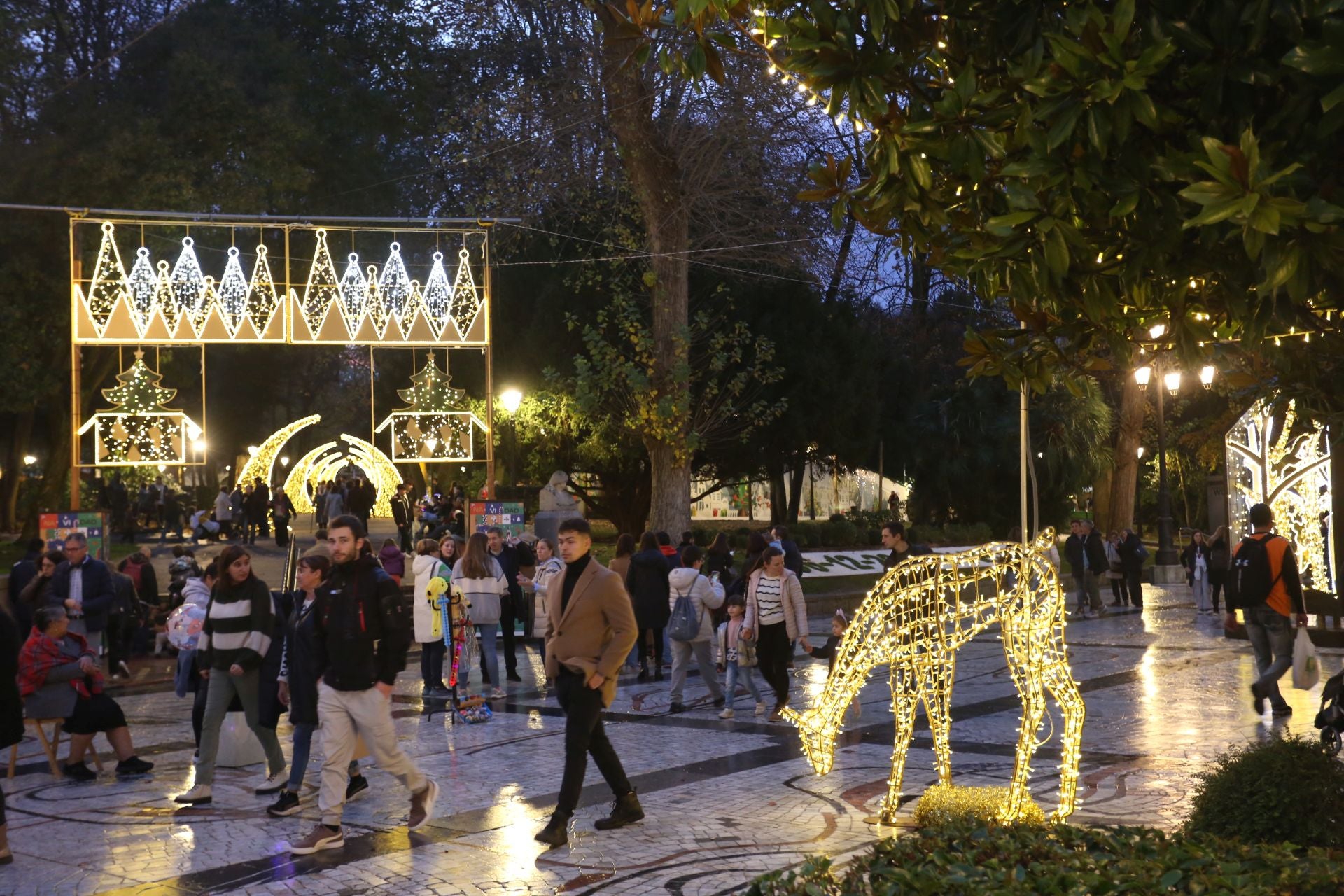 Luces, belenes, mercados y hasta pistas de patinaje: el puente de diciembre en Asturias lo tiene todo