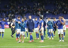 Jugadores del Real Oviedo, tras el partido ante el Mallorca.