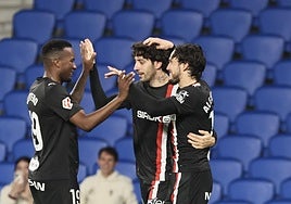 Otero y Alex Corredera felicitan a Gelabert por su gol.