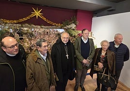 Celestino Riesgo, José Cardín, Jesús Sanz, Alejandro Vega, Plácida Novoa y Luis Fernández ante el Nacimiento en la Fundación Cardín.