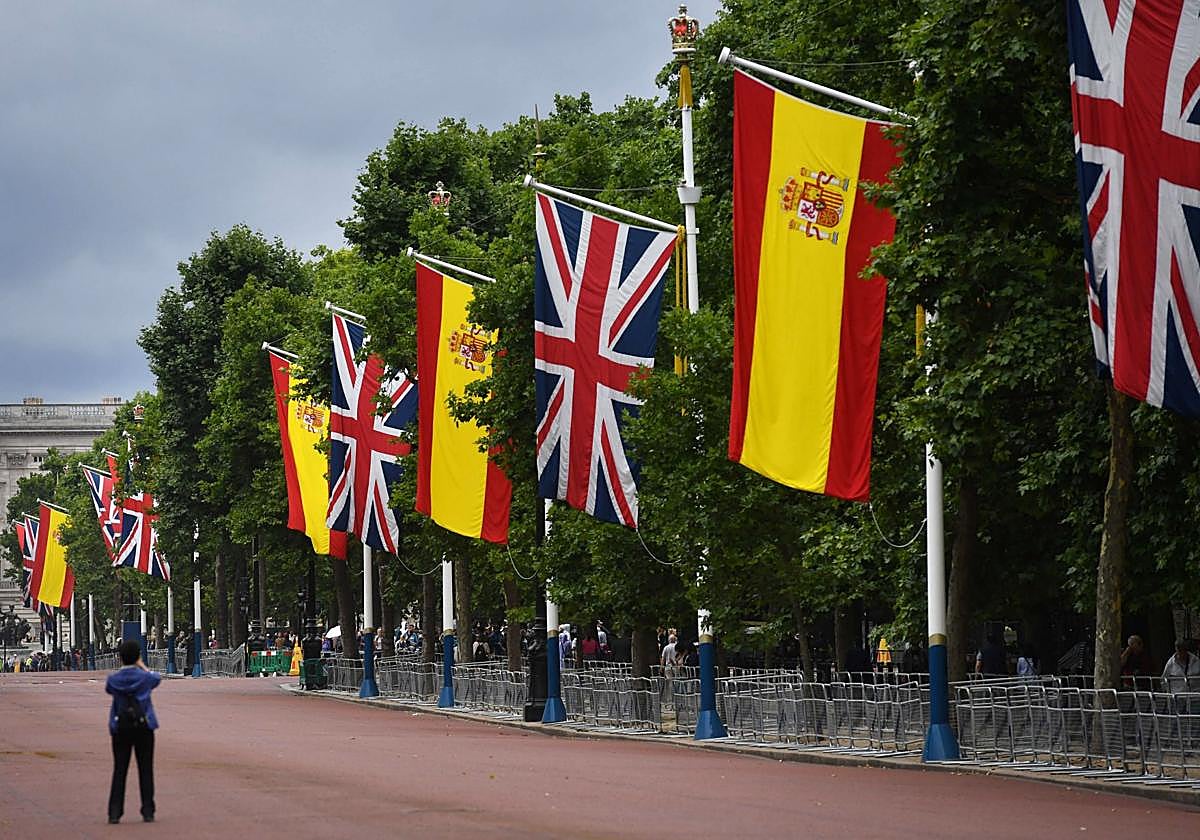 Banderas de España y Reino Unido, en Londres, durante la visita de los Reyes de España en 2017.