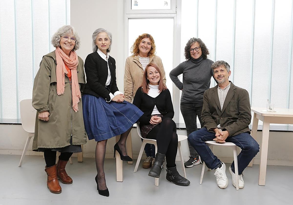 Equipo. Magdalena Llerandi y Ana Rúa, vicepresidenta y presidenta de la fundación; Las coordinadoras de programas Begoña Hernández, Begoña Pruneda (sentada) y María Llamedo, y el director de la fundación, Pablo Puente.