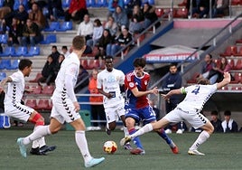 Pablo Pérez trata de deshacerse de un defensor de la Sarriana en el duelo del Ganzábal.