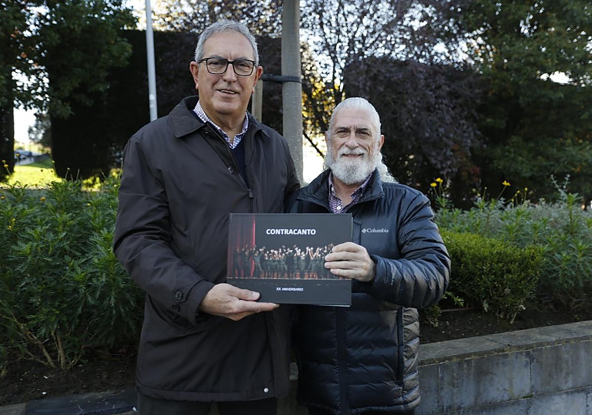 José González y Fran Carreño, con el libro.