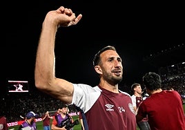 'Cali' Izquierdoz, festejando con sus compañeros de Lanús sobre el césped.