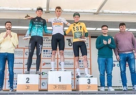 Benjamín Noval, en lo más alto del podio de la prueba, y Martín Fernández, el campeón, en el tercer cajón.