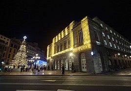 El Teatro Campoamor, con la fachada iluminada.