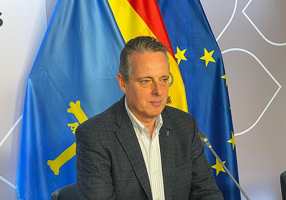 El consejero de Medio Rural, Marcelino Marcos, en la rueda de prensa en Oviedo.