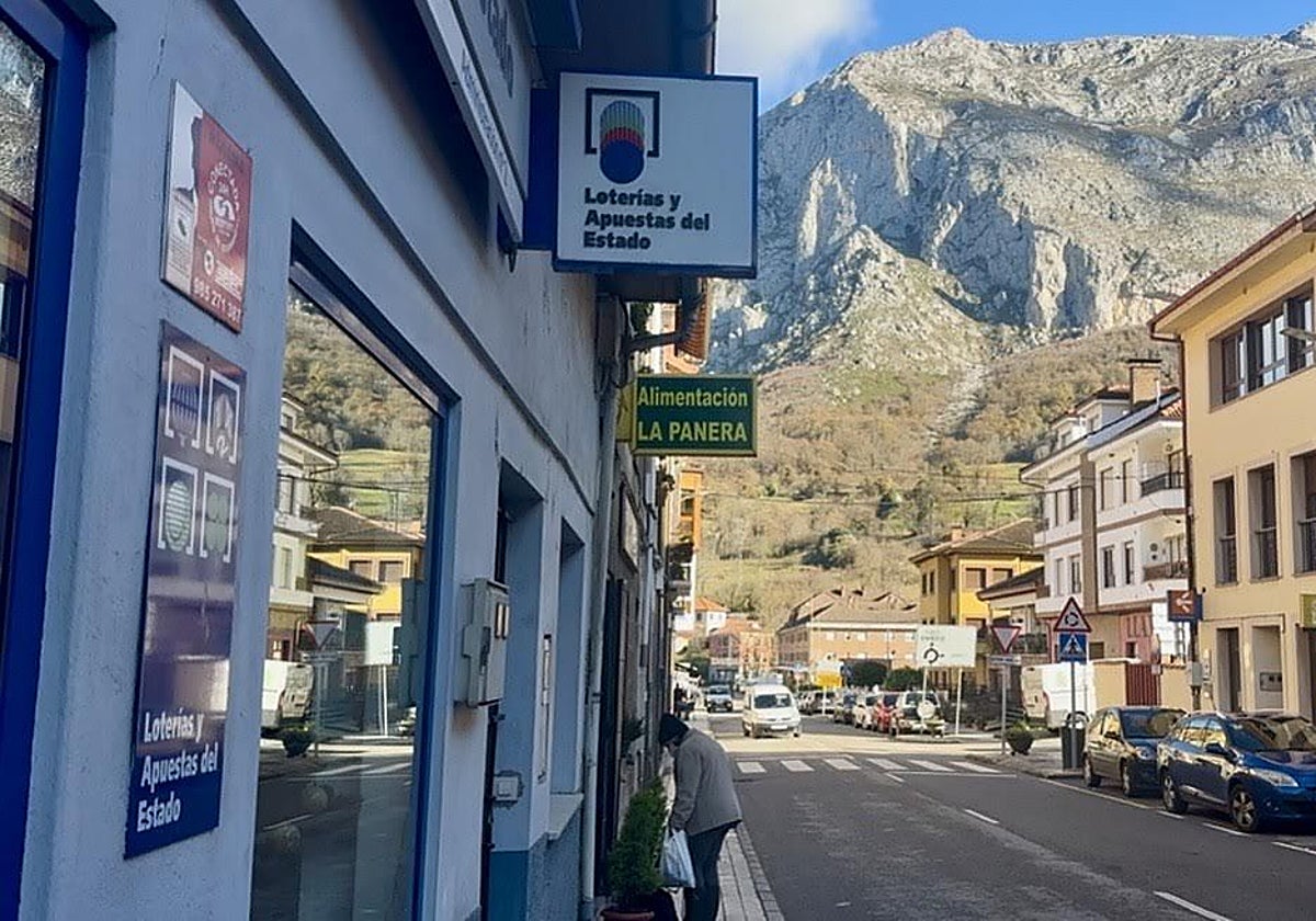 El exterior de El Oso de Oro, en la calle principal de San Martín de Teverga.