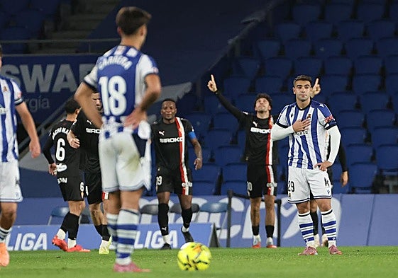 El sportinguista Gelabert, con los brazos en alto tras lograr el gol de la victoria, mientras los donostiarras esperan para poner el balón de nuevo en juego.