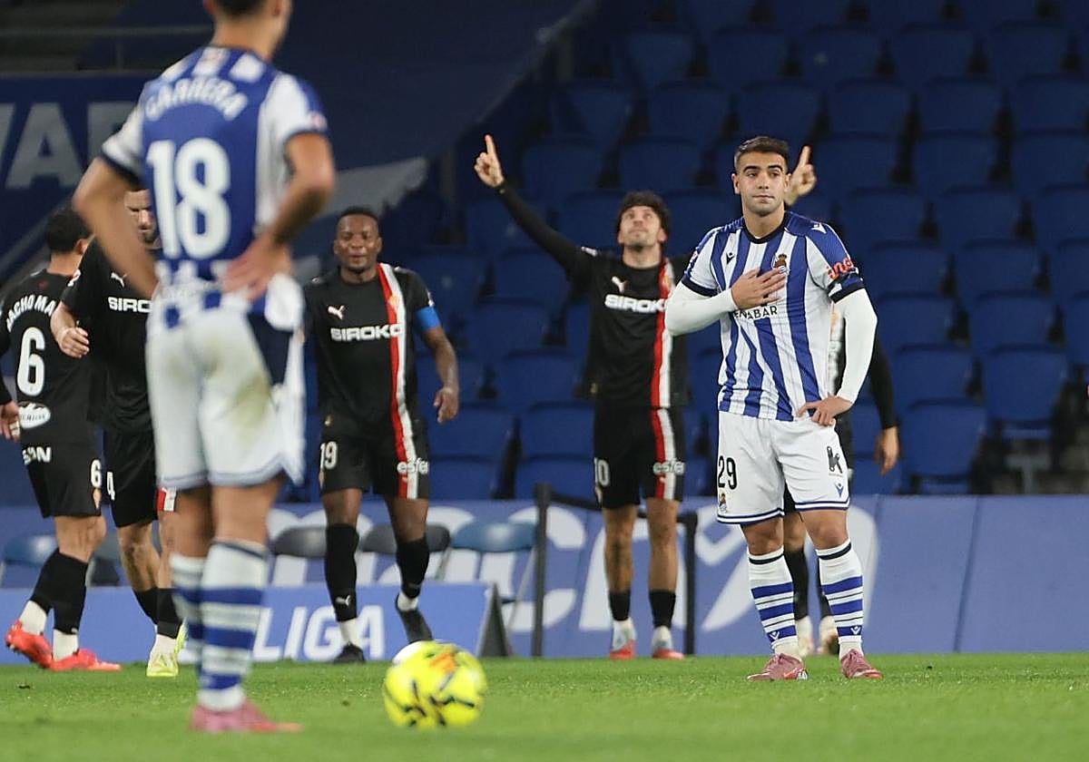 El sportinguista Gelabert, con los brazos en alto tras lograr el gol de la victoria, mientras los donostiarras esperan para poner el balón de nuevo en juego.