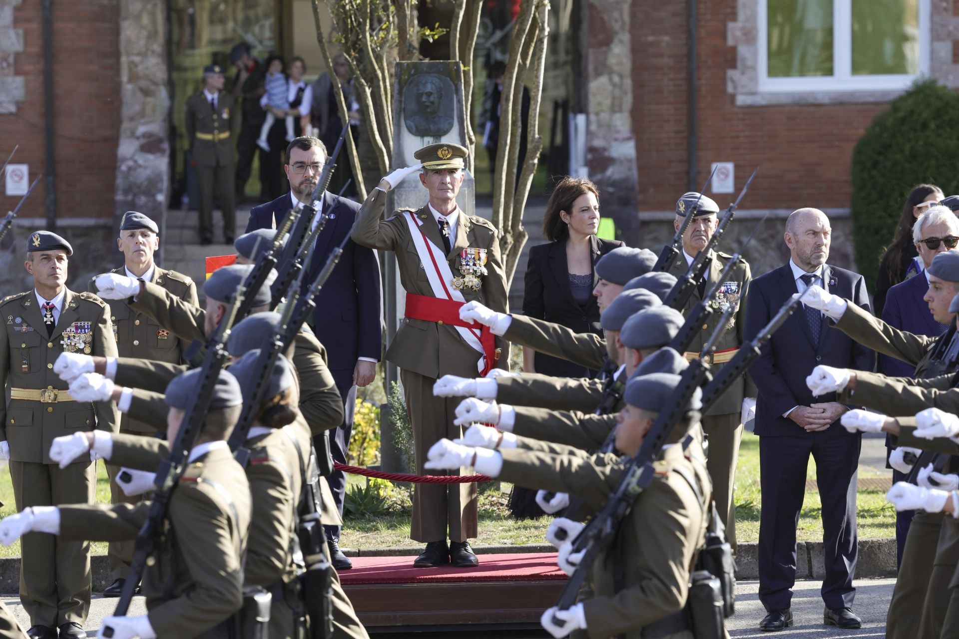 Parada militar y una despedida: las imágenes del Día de la Inmaculada en Cabo Noval