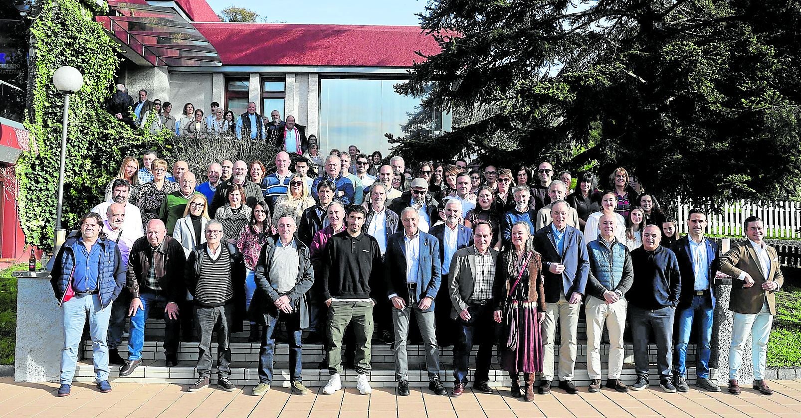 Cote, en el centro, en primera fila, al lado de Joaquín, posando junto a todos los asistentes al evento en el Restaurante Amandi.