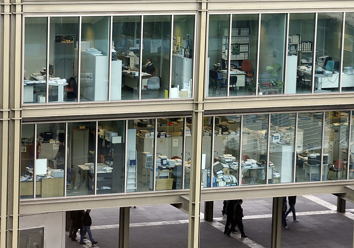 Despachos de varias consejerías en el Edificio Administrativo de Servicios Múltiples (Easmu).