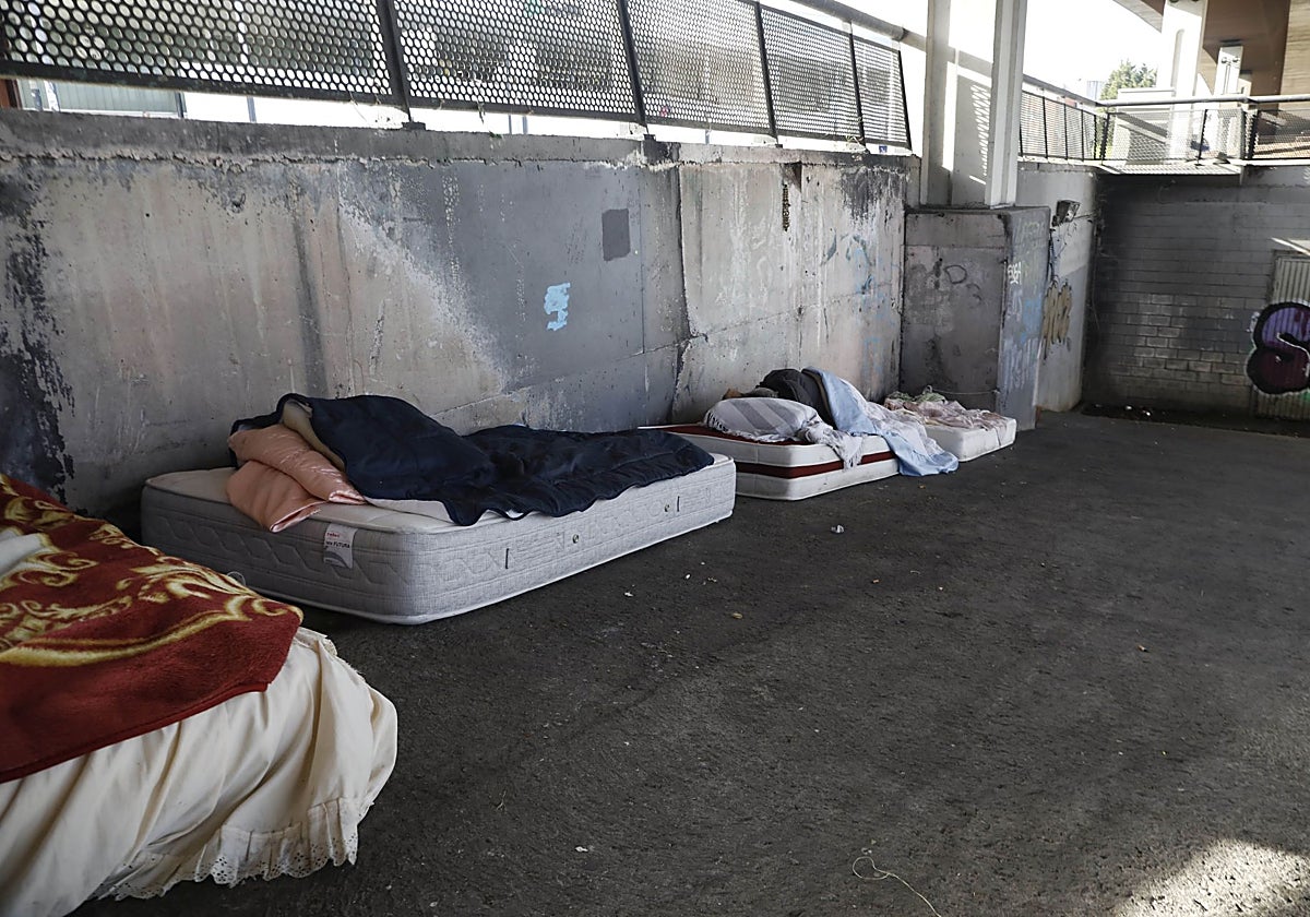 Mantas y colchones bajo el viaducto de Carlos Marx en Gijón, uno de los espacios habituales para pernoctar.