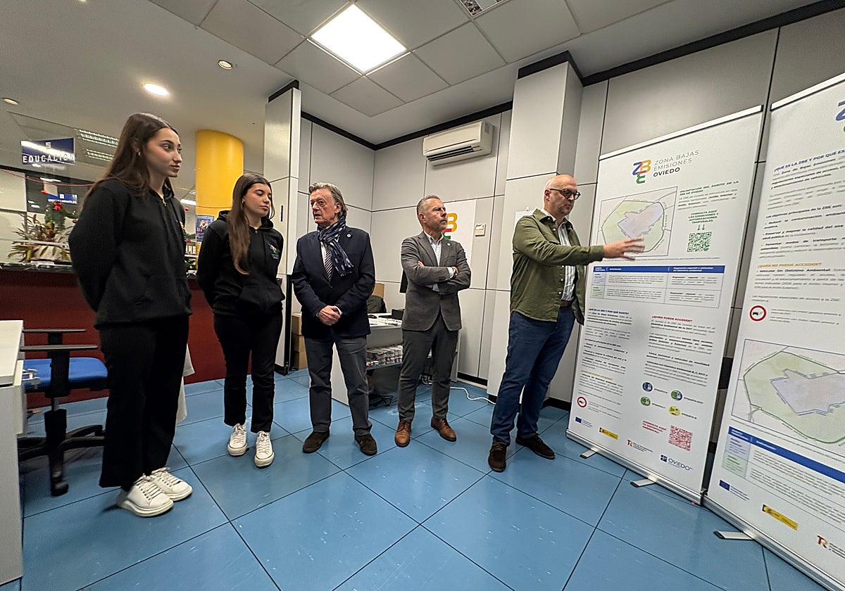 Esthela García, Cristina González, José Ramón Prado, Javier Lozano y Fernando Cuenco, en la nueva oficina de la Zona de Bajas Emisiones.