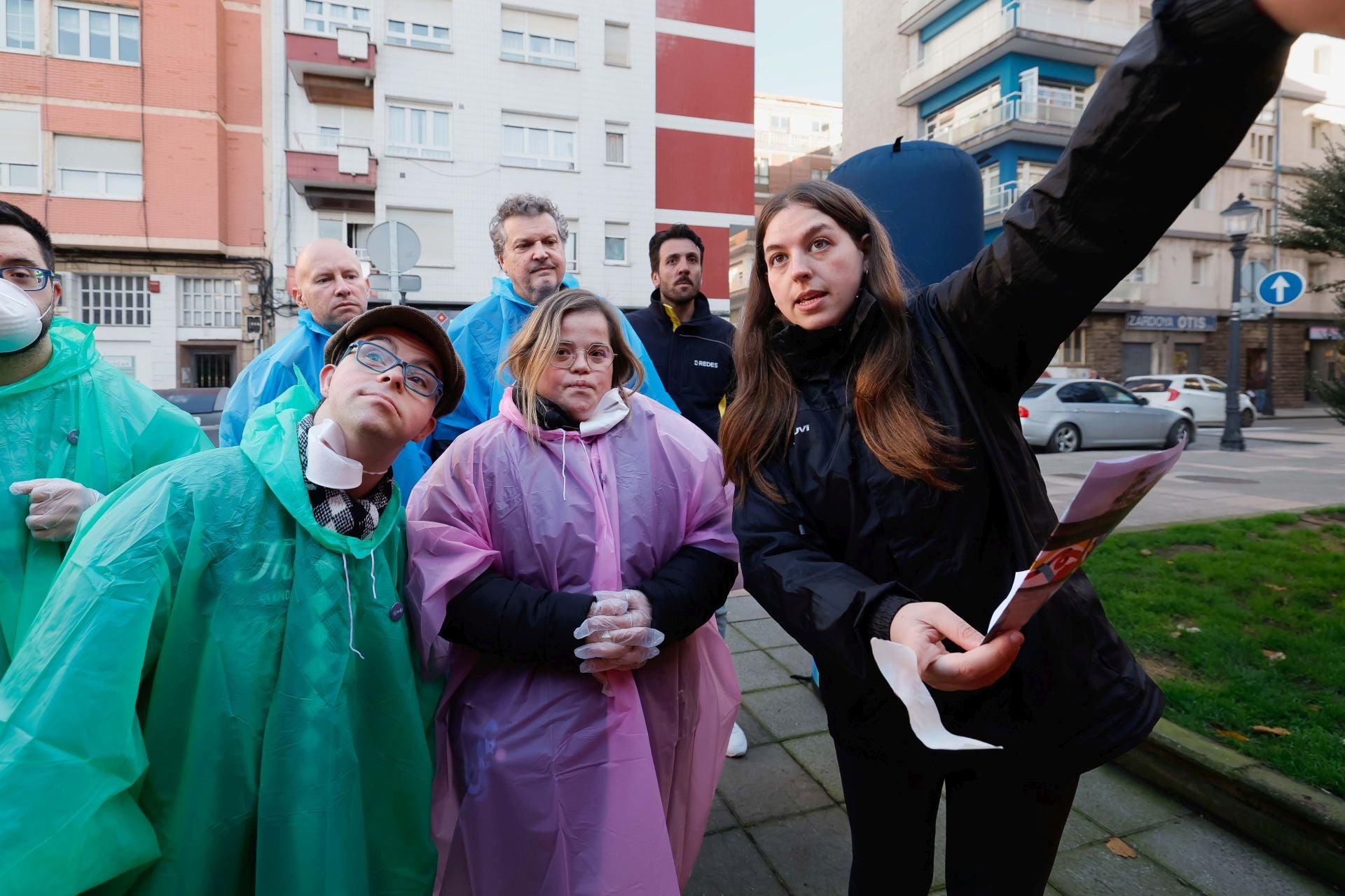 Una treintena de jóvenes con Síndrome de Down llena de color el parque ...