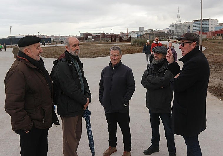 Extrabajadores de Naval Gijón: «Nos satisface que el barrio que padeció nuestra 'guerra' disfrute de este paseo abierto al mar»