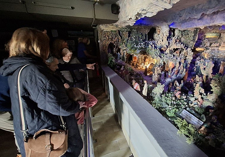 El belén del asilo en Pola de Siero: «No importa cuántas veces mires, siempre encuentras algo nuevo»