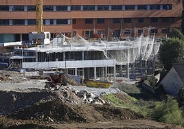 Vista general del Hospital de Jove con el edificio más antiguo al fondo; el de consultas externas inaugurado en 2017 y frente a éste, en obras, el nuevo edificio polivalente que albergará consultas, vestuarios y almacenes, además de un nuevo y más amplio salón de actos.