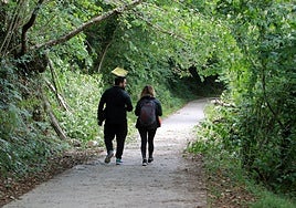 Senderistas por la Ruta del Alba, un recurso que se quiere potenciar desde el Ayuntamiento de Sobrescobio.
