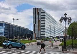 Acceso al Hospital Unversitario Central de Asturias, en Oviedo.