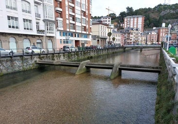 El río Negro a su paso por el casco urbano de Luarca.