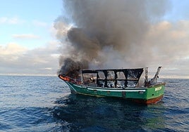 Las llamas terminaron arruinando el 'Nuevo Monteveo', el pesquero siniestrado a quince millas de Llanes.