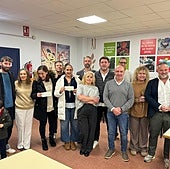 Los premiados en el V Concurso de Escaparates de Viesques, el presidente vecinal, Juan Suárez (en el centro), y autoridades municipales, este lunes, durante la entrega de premios en la sede vecinal.