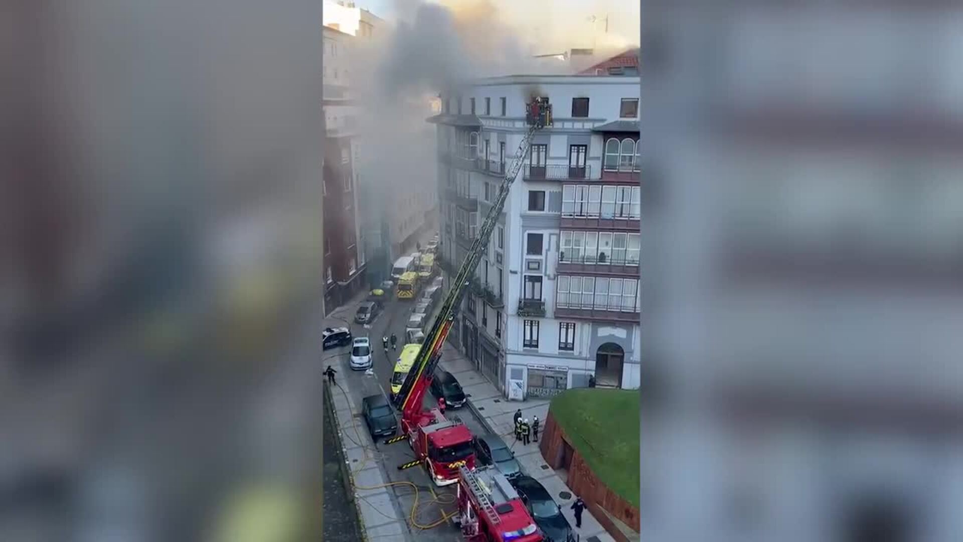 Dos fallecidos en el incendio de un piso en la calle Juan de la Cosa de Santander