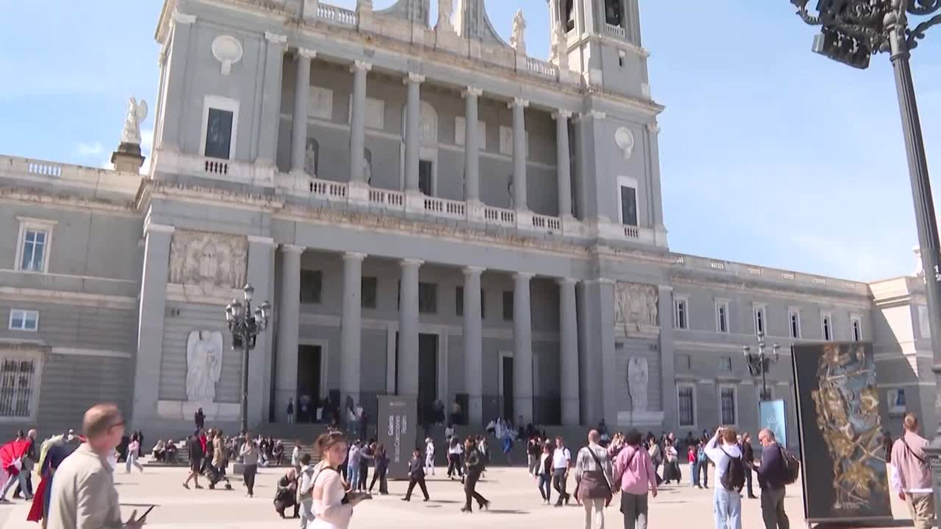 Repican las campanas de la Catedral de la Almudena en recuerdo del Papa Francisco