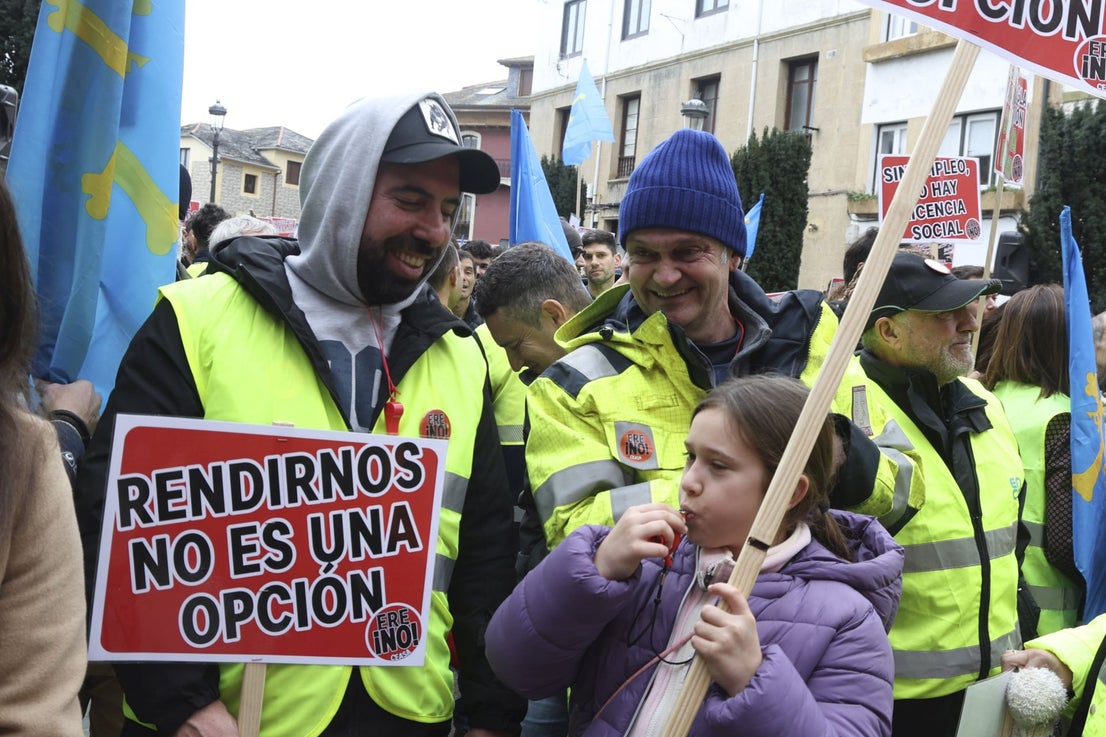 Multitudinaria manifestación en Navia contra el ERE de Ence | El ...
