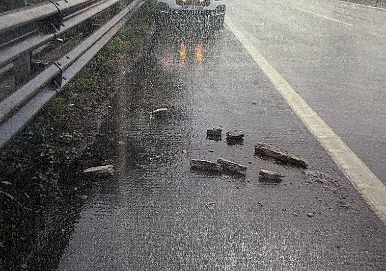 Siero critica la inacción del ministerio ante la caída de cascotes de un puente en la autovía A-64