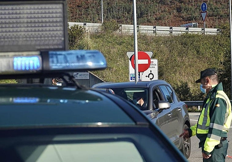 Piden prisión provisional para un conductor multirreincidente sorprendido de nuevo sin carnet en Ribadesella
