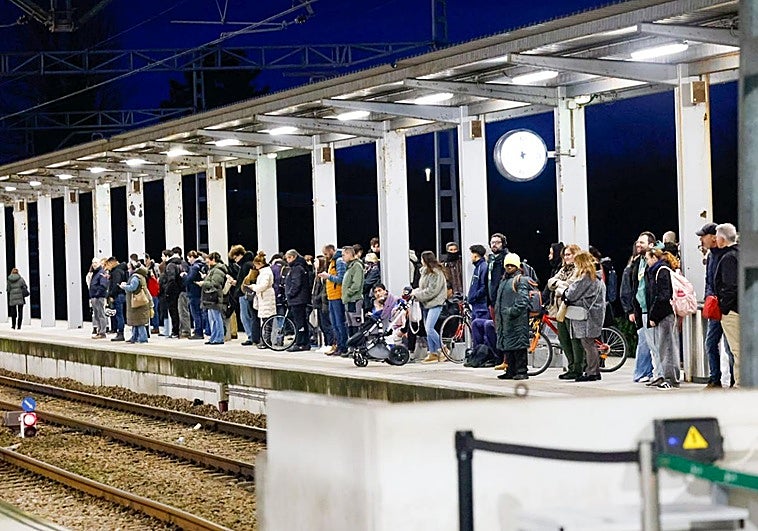 Huelga de maquinistas en Asturias: unos servicios mínimos «abusivos» evitan grandes incidencias con los primeros trenes del día