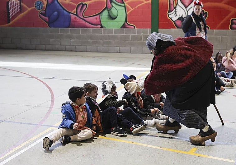 La Vieya da un madreñazo a Don Carnal en el Poeta Juan Ochoa