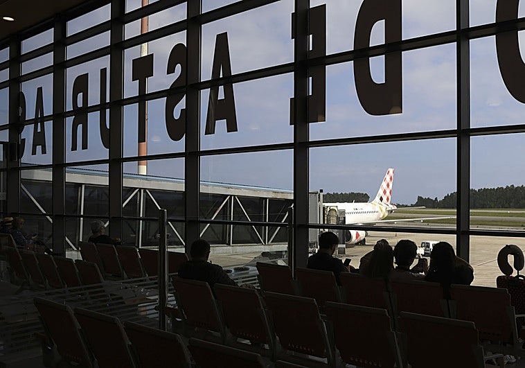 Rachas de 137 kilómetros por hora obligan a cancelar y desviar los vuelos con Asturias