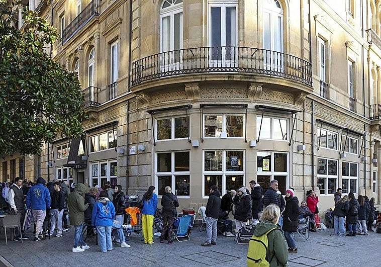 Las charangas de Gijón, una noche llena de anécdotas a cuenta del viento: «Salió volando una hamaca, macetas, cafés...»