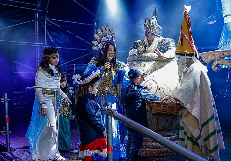 Avilés corona a sus reyes del Antroxu bajo pese al temporal: «¡No le tenemos miedo al agua!»